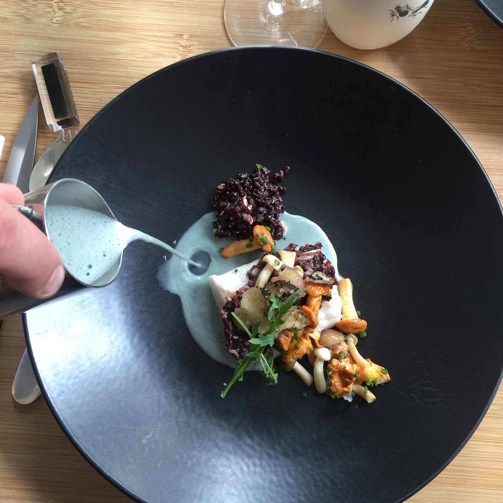 Photo du plat signature du chef étoilé Eric Guerin : Carrelet juste cuit salade de riz vénéré aux saveurs sous bois printaniers bouillon spiruline