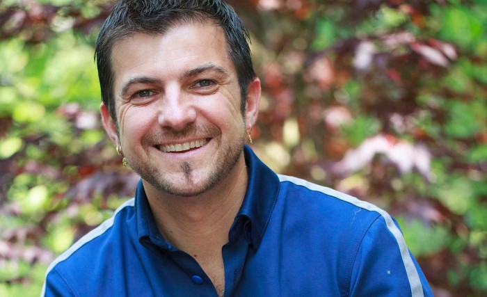 portrait du chef étoilé Eric Guerin avec sa veste de cuisine bleue, photo prise par le photographe Sébastien Siraudeau