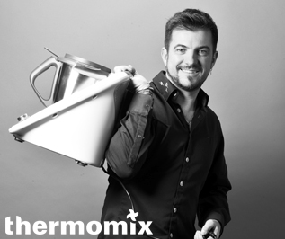 Le Chef Eric Guerin qui porte un Thermomix à la main, photo en noir et blanc